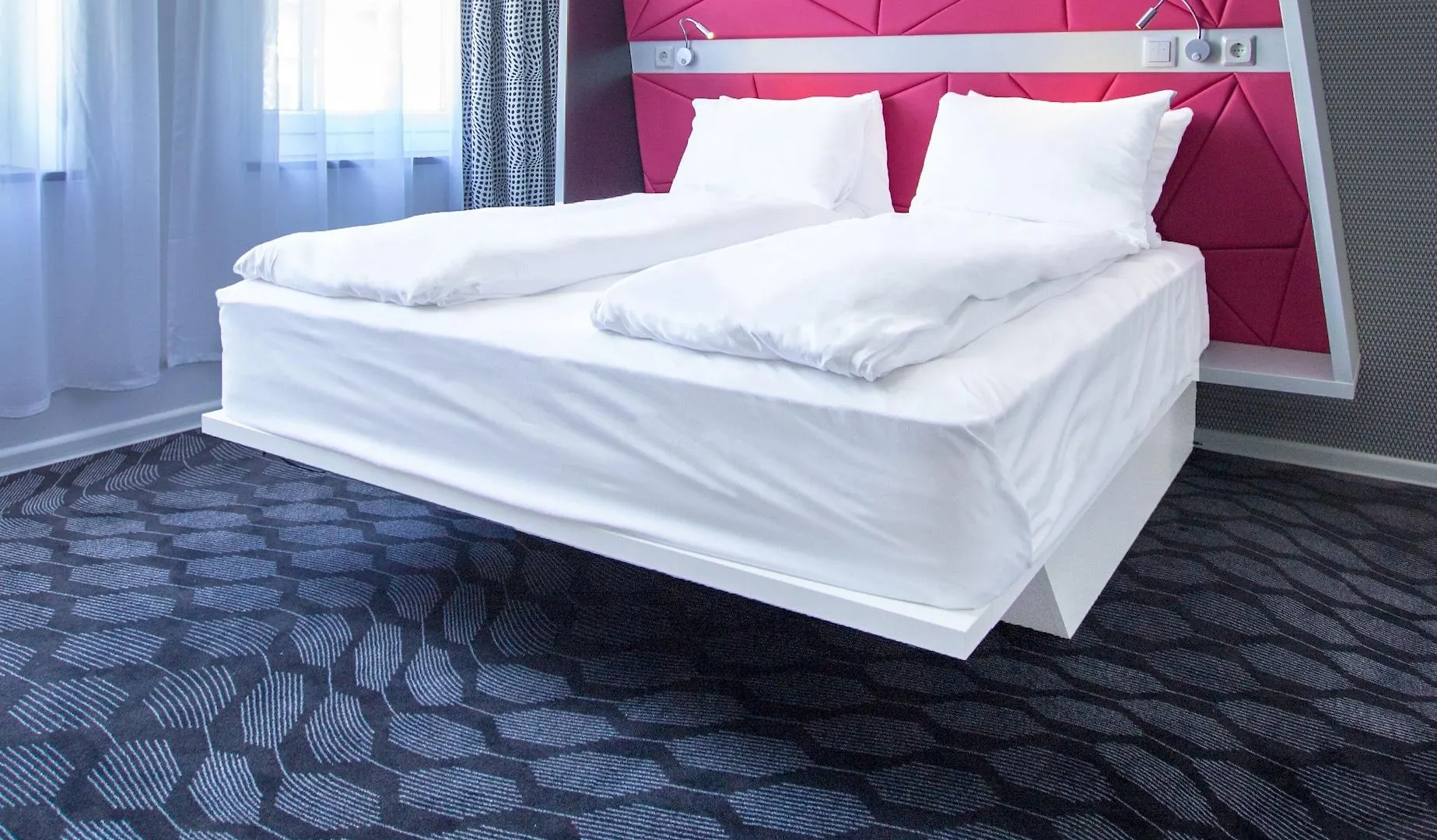 Magic Hotel Xhibition Μπέργκεν 3*,