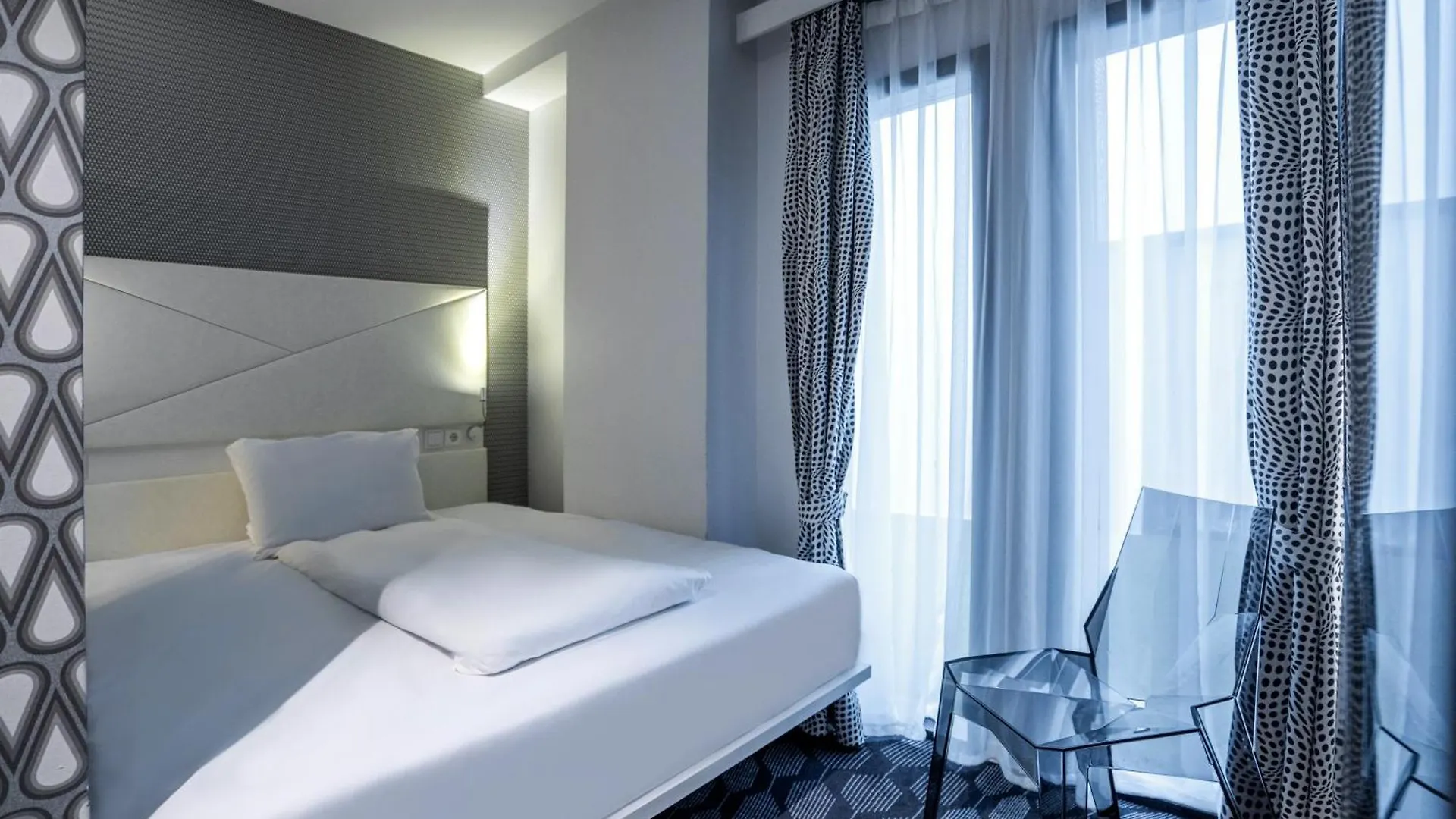 Magic Hotel Xhibition Μπέργκεν